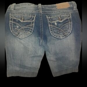 Jr Girls Size 5 Amethyst jean shorts.